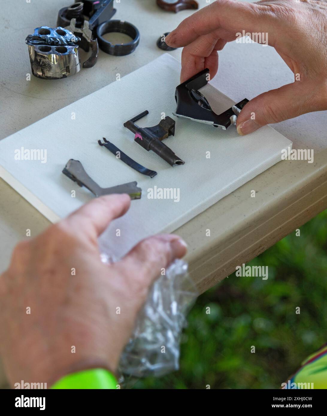 Southfield, Michigan, USA. Juli 2024. St. Davids Episcopal Church benutzte Schneidemaschinen, um Schusswaffen zu zerstören, die sie von Leuten gekauft hatten, die sie entsorgen wollten. Dann benutzten Freiwillige Teile der Waffen für Kunstprojekte, darunter auch dieses, das "Leben". Quelle: Jim West/Alamy Live News Stockfoto