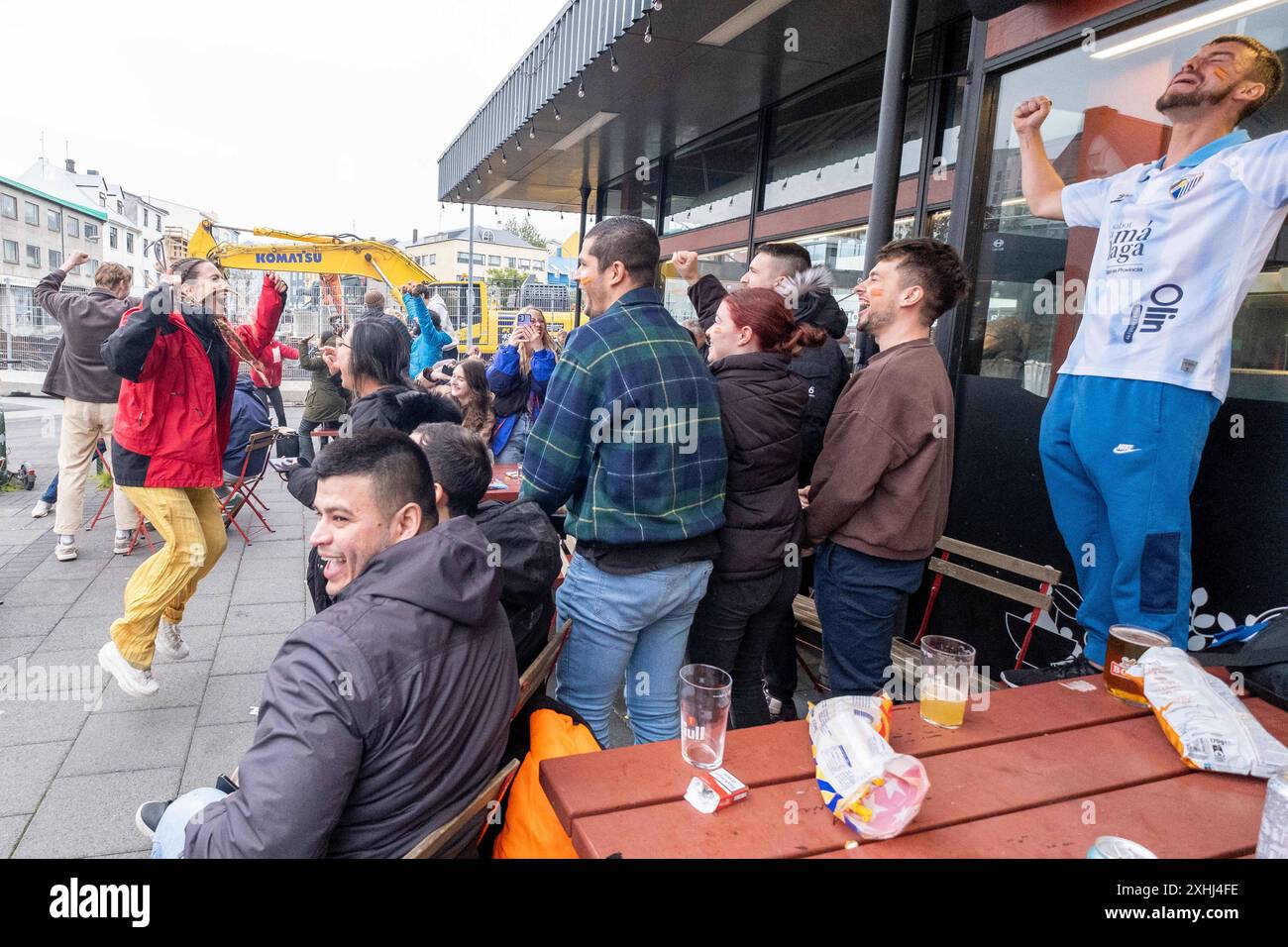 Fußballfans verfolgen anlässlich der Fußball-Europameisterschaft UEFA EURO 2024 das Finale England gegen Spanien auf einer Leinwand auf dem Platz Hlemmur in Rsykajvik. / Fußballfans sehen das Finale England gegen Spanien auf einem Bildschirm auf dem Hlemmur-Platz in Rsykajvik während der UEFA EURO 2024 Fußball-Europameisterschaft. UEFA Fußball-Europameisterschaft - Fußballfans *** Fußballfans sehen das Finale England gegen Spanien auf einem Bildschirm auf dem Hlemmur-Platz in Rsykajvik während der UEFA EURO 2024 Fußball-Europameisterschaft UEFA Fußball-Europameisterschaft Fußballfans sehen das Finale England gegen Spanien auf einem Bildschirm Stockfoto