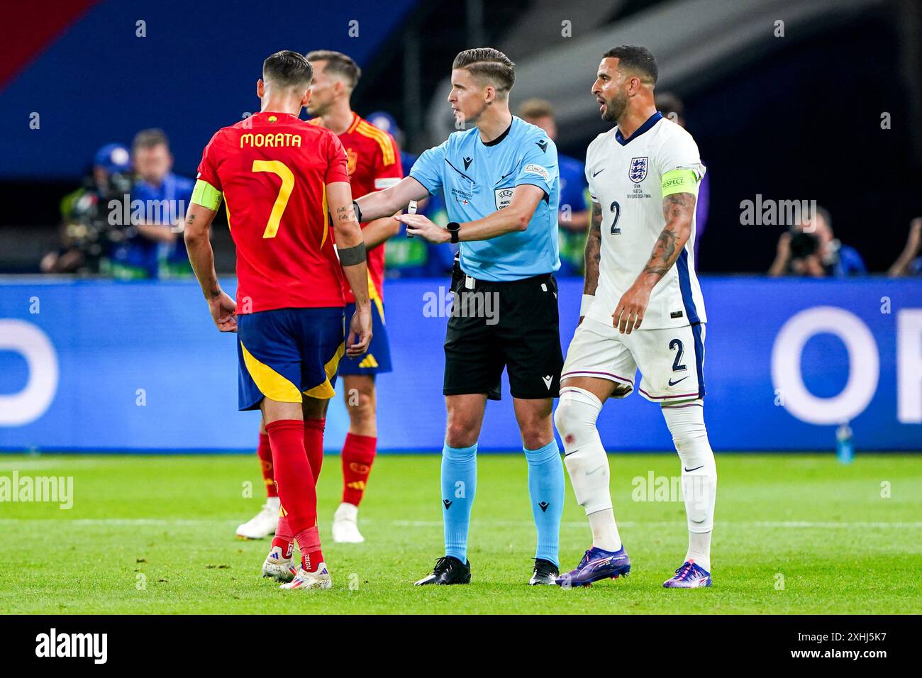 Berlin, Deutschland. Juli 2024. BERLIN, DEUTSCHLAND - 14. JULI: Alvaro Morata aus Spanien im Gespräch mit Schiedsrichter Francois Letexier, Kyle Walker aus England während des Endrunde der UEFA EURO 2024 zwischen Spanien und England am 14. Juli 2024 im Olympiastadion in Berlin. (Foto von Andre Weening/Orange Pictures) Credit: Orange Pics BV/Alamy Live News Stockfoto
