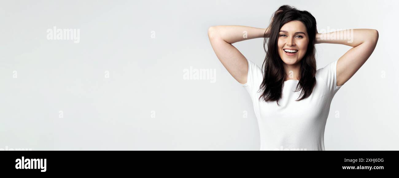 Frau Lächelt Mit Händen Hinter Dem Kopf Stockfoto