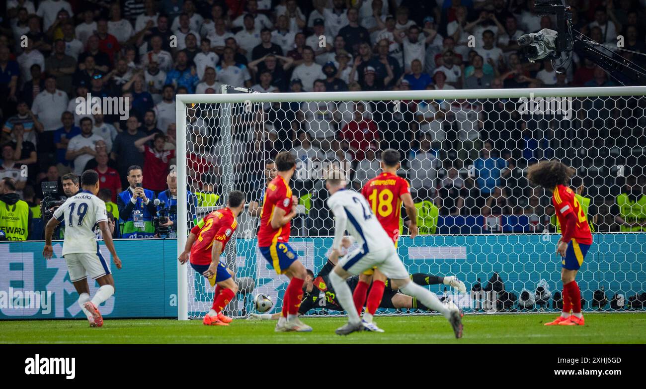 Berlin, Deutschland. Juli 2024. Cole Palmer (eng) erzielt das Tor mit 1:1, Dani Carvajal (ESP) Robin Le Normand (ESP) Martin Zubimendi (ESP) Cucurella (ESP) Spanien - England Spanien - England 14.07.2024 Credit: Moritz Muller/Alamy Live News Stockfoto