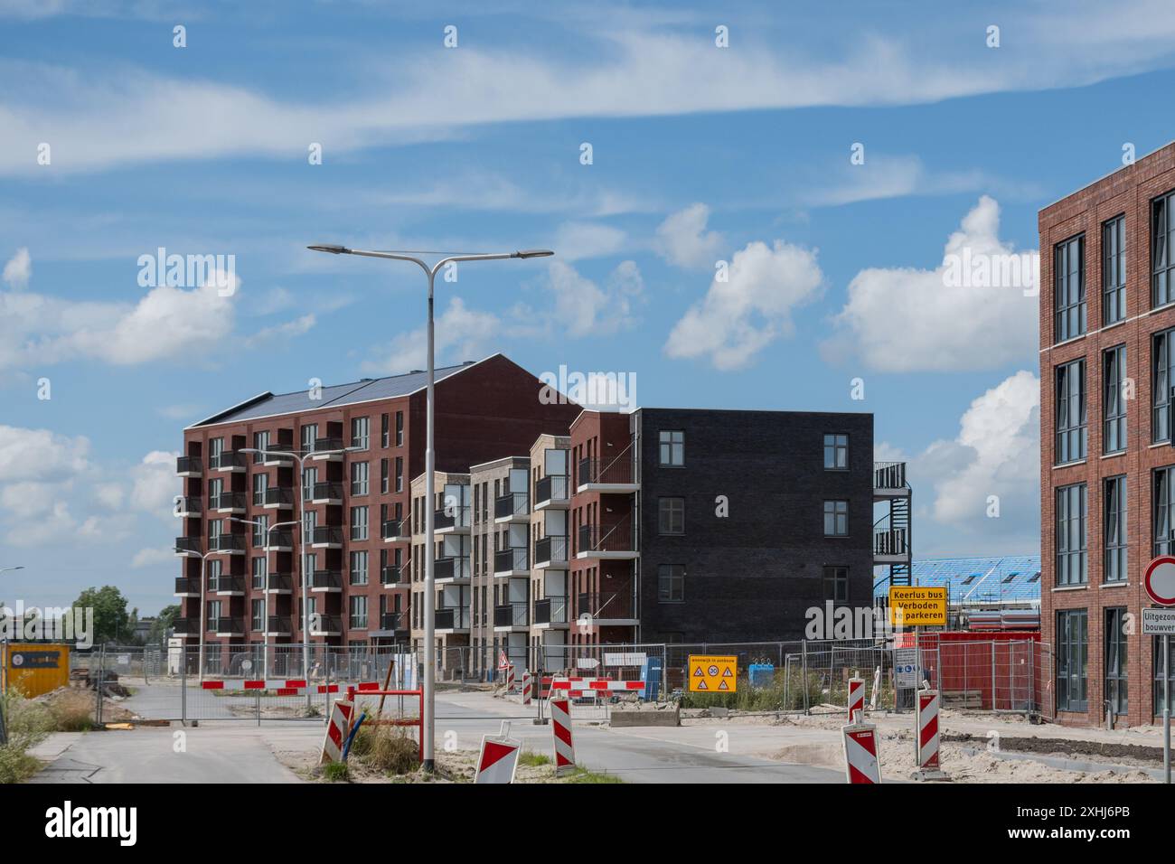 Gouda, Niederlande, 07.14.24 Newbuild Wohngebiet Westergouwe. Baustelle in Phasen abgeschlossen. Neue Gebäude helfen der Wohnungskrise Stockfoto