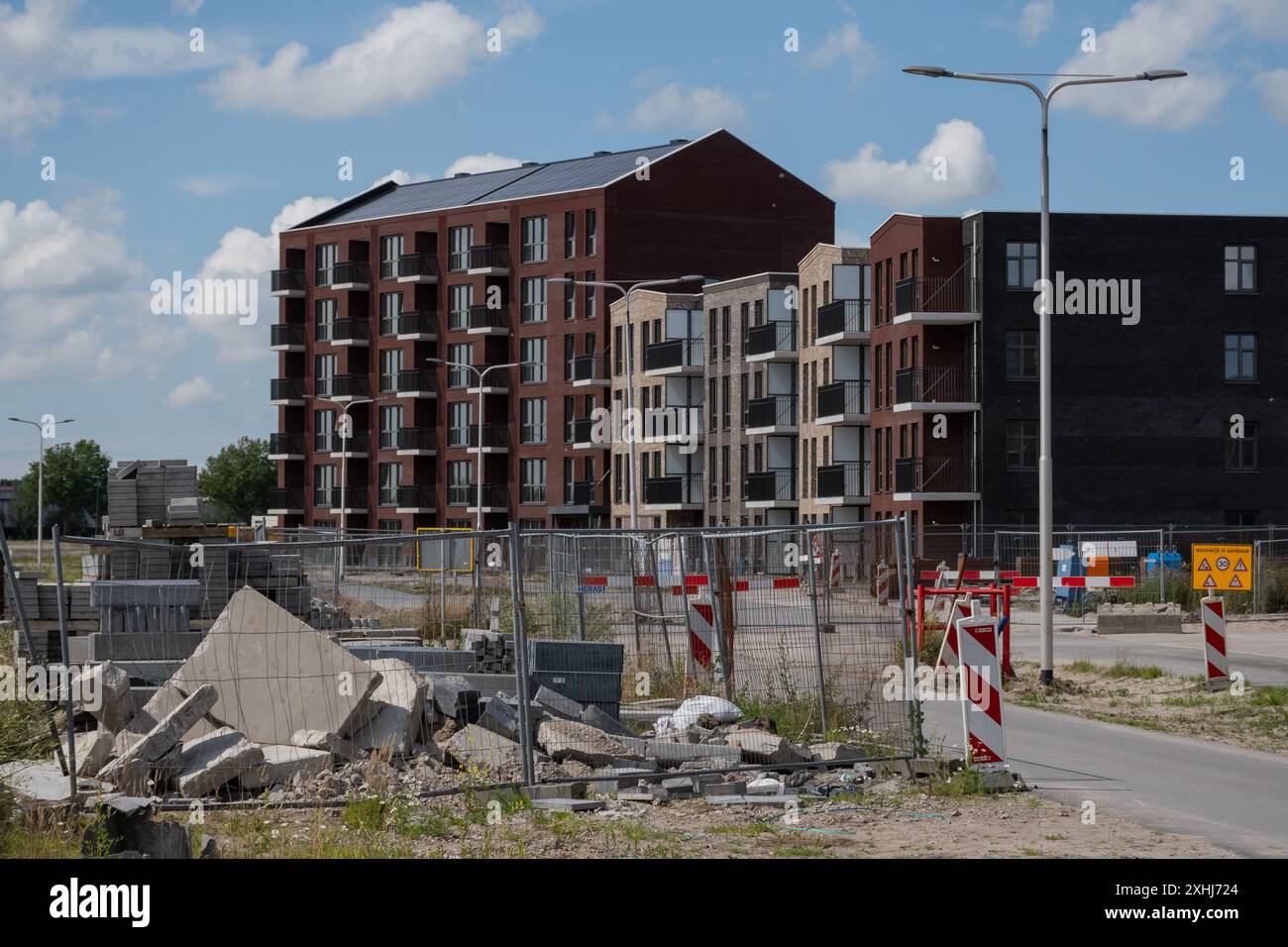 Gouda, Niederlande, 07.14.24 Newbuild Wohngebiet Westergouwe. Baustelle in Phasen abgeschlossen. Neue Gebäude helfen der Wohnungskrise Stockfoto