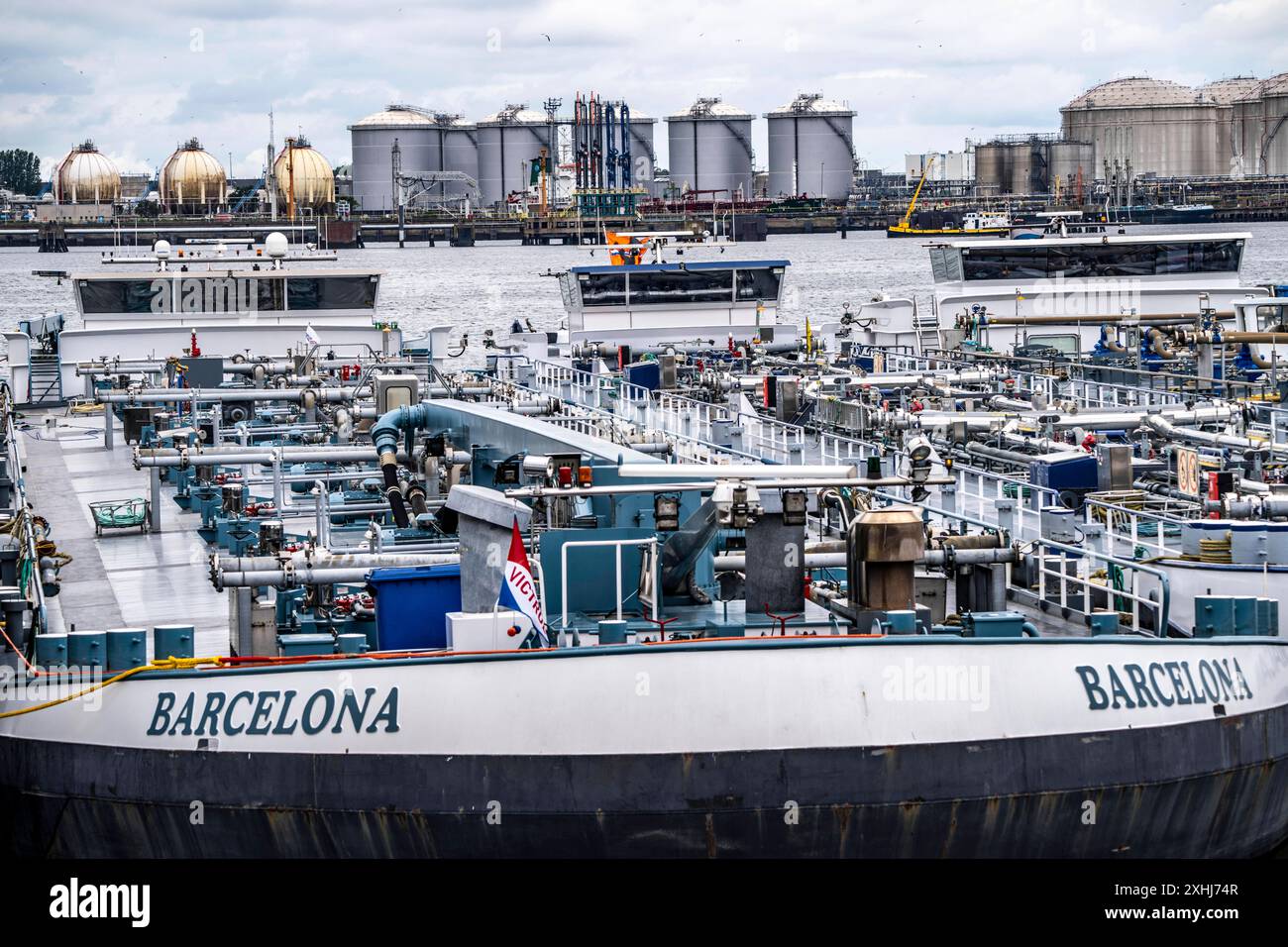 Binnentankschiffe warten auf neue Ladung, im Petroleumhaven, Seehafen von Rotterdam, Maasvlakte, Rotterdam Niederlande, Petroleumhaven *** Binnentankschiffe, die auf neue Ladung warten, im Petroleumhaven, Seehafen Rotterdam, Maasvlakte, Rotterdam Niederlande, Petroleumhaven Stockfoto