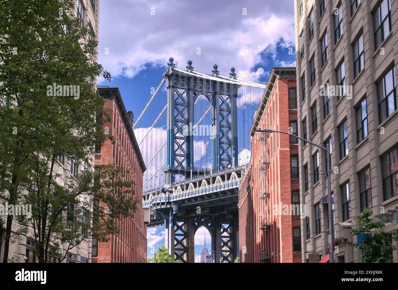 Die Manhattan Bridge von Dumbo, Brooklyin, New York an einem sonnigen Tag. Stockfoto