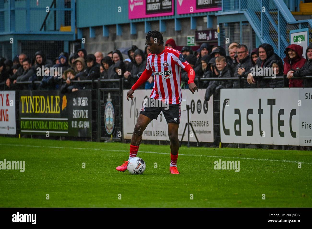 Sunderland AFC's Romaine Mundle in Aktion gegen South Shields FC. Stockfoto