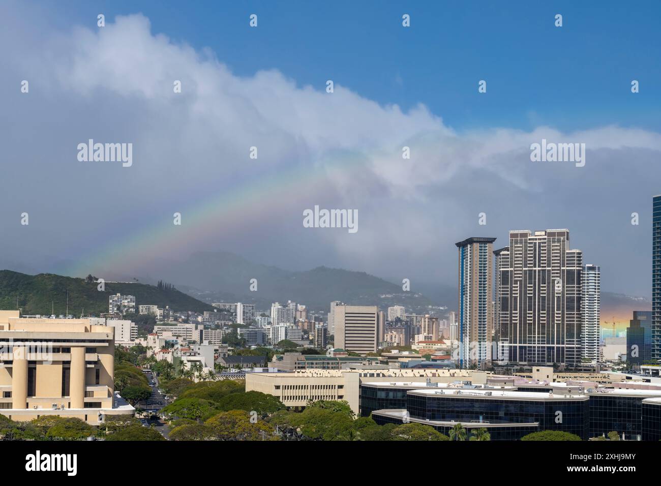 Hochhäuser und Regenbogen in Honolulu, Oahu, Hawaii, USA. Stockfoto