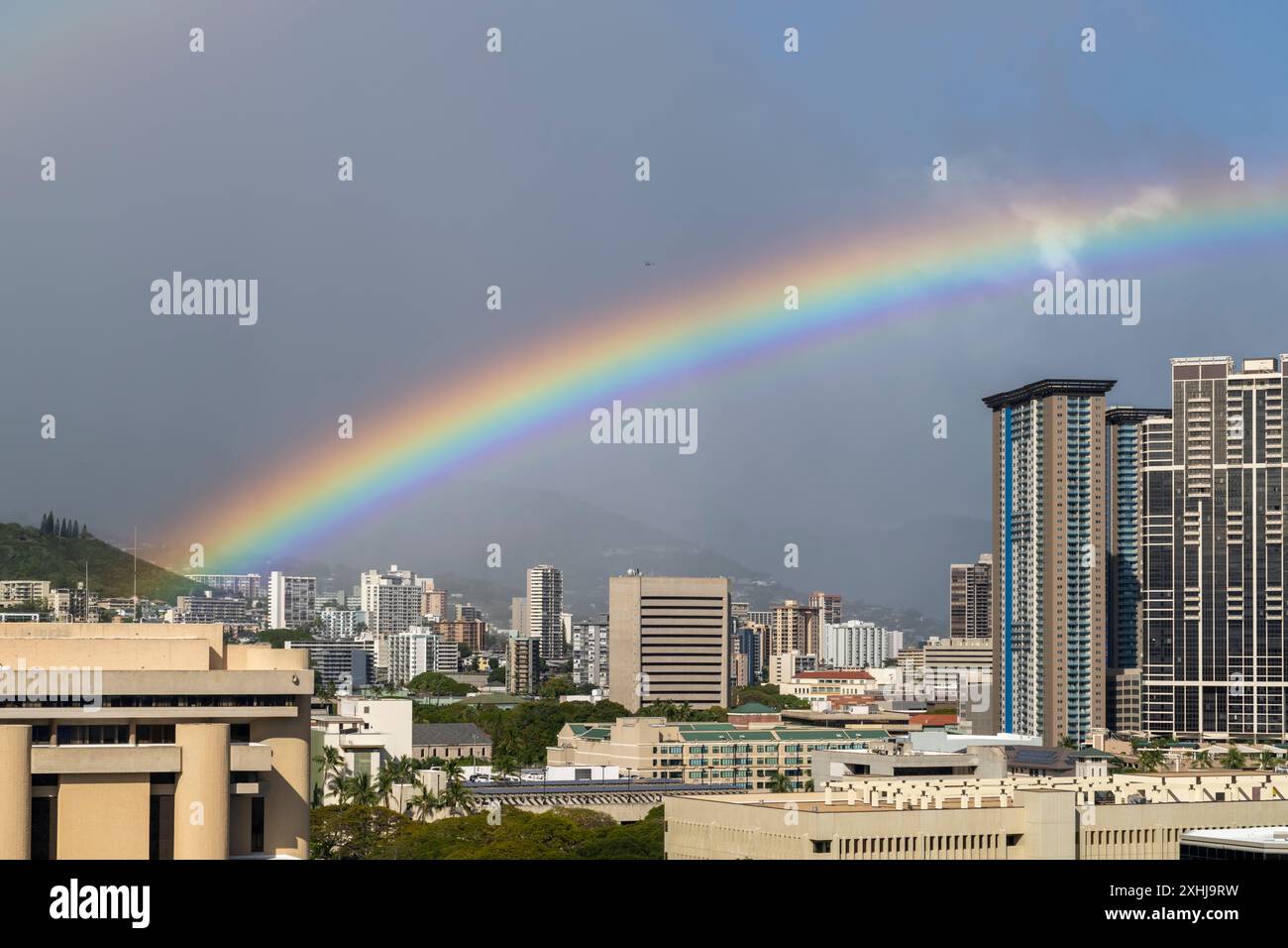 Hochhäuser und Regenbogen in Honolulu, Oahu, Hawaii, USA. Stockfoto