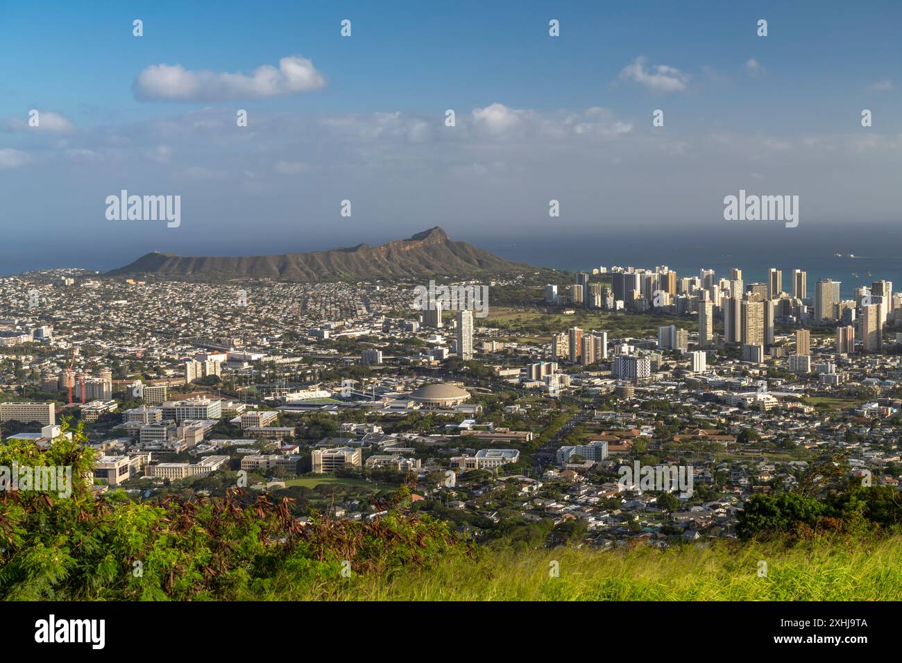 Blick auf die Innenstadt vom Tantalus Lookout - Puu Ualakaa State Park in Honolulu, Oahu, Hawaii, USA. Stockfoto