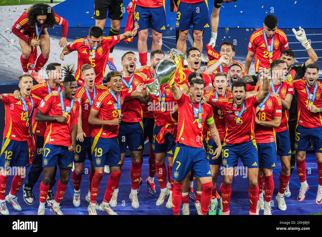 Berlin, Deutschland. Juli 2024. Fußball: Europameisterschaft, Spanien - England, Endrunde, Finale, Olympiastadion Berlin, Spaniens Spieler jubeln mit der Trophäe. Quelle: Michael Kappeler/dpa/Alamy Live News Stockfoto