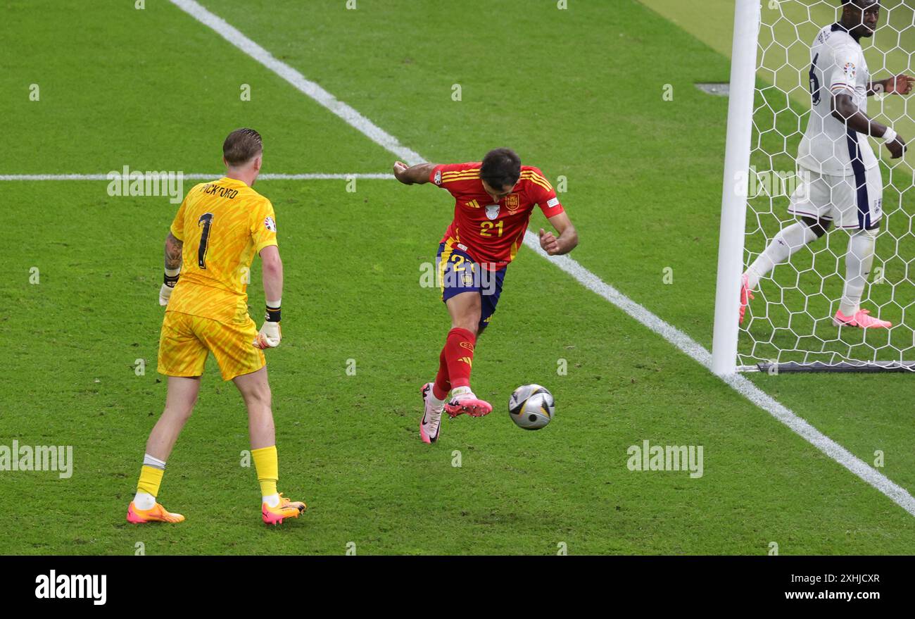 BERLIN, DEUTSCHLAND - 14. JULI: Mikel Oyatzabal aus Spanien erzielt sein Team beim Endspiel der UEFA EURO 2024 im Olympiastadion am 14. Juli 2024 in Berlin das zweite Tor. © diebilderwelt / Alamy Live News Stockfoto