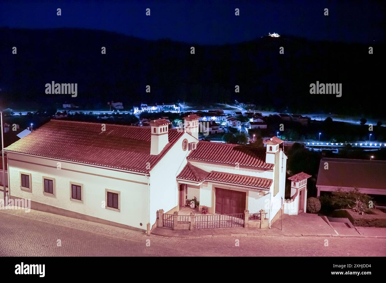 Nachtbild der alten Straßen der Stadt Alentejo Castelo de Vide-Portugal. Stockfoto