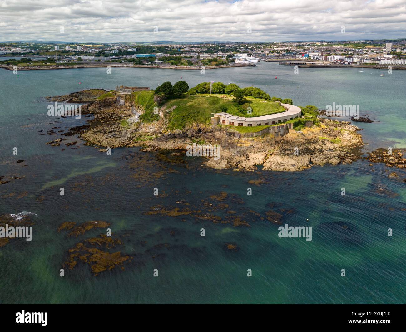 Aus der Vogelperspektive auf Drake's Island mit der Stadt Plymouth im Hintergrund an einem teilweise bewölkten Tag. Stockfoto