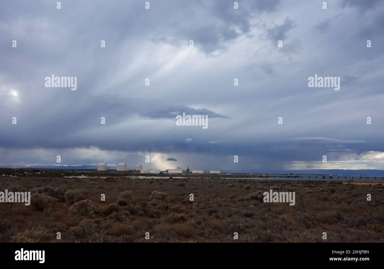 Stürmisches Wetter in der Santos Gas Fractionation Plant in Point Bonython in der Nähe von Whyalla, South Australia. Keine PR Stockfoto