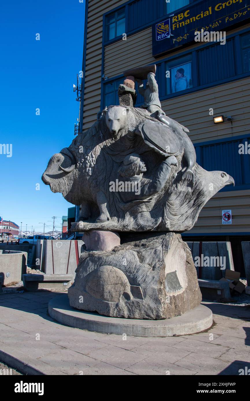 Skulptur zur Feier der Inuit-Kultur und zur Rückeroberung der Heimat der Inuit in den Four Corners in Iqaluit, Nunavut, Kanada Stockfoto