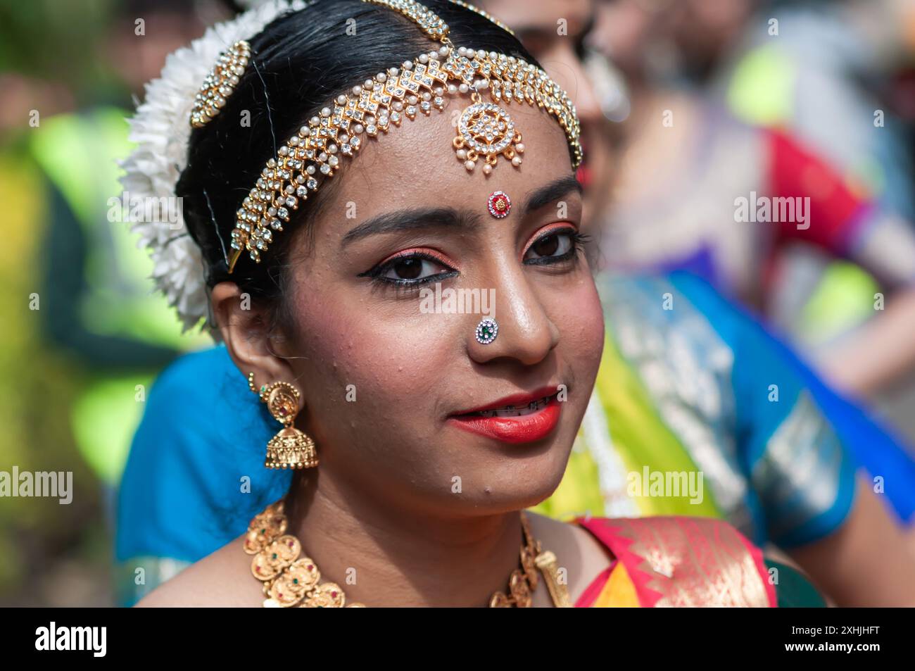 Edinburgh, Schottland, Großbritannien. Juli 2024. Der Edinburgh Festival Carnival ist eine künstlerische Feier, an der Musiker, Tänzer, Zirkusmusiker, Akrobaten, Puppenspiele und Straßentheater aus vielen Ländern der Welt teilnehmen. Die Parade führte durch die West Princes Street Gardens mit Aufführungen im Ross Bandstand. Zu den Auftritten zählten KalentuRa Drums (Niederlande), The Spirit of Montserrat (Karibik) und die Edinburgh Chinese Art & Culture Community. Quelle: Skully/Alamy Live News Stockfoto