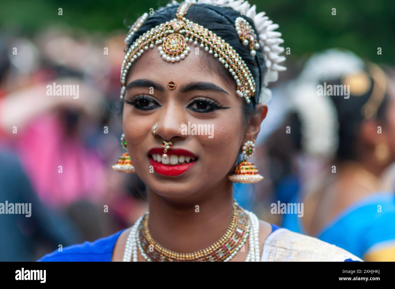 Edinburgh, Schottland, Großbritannien. Juli 2024. Der Edinburgh Festival Carnival ist eine künstlerische Feier, an der Musiker, Tänzer, Zirkusmusiker, Akrobaten, Puppenspiele und Straßentheater aus vielen Ländern der Welt teilnehmen. Die Parade führte durch die West Princes Street Gardens mit Aufführungen im Ross Bandstand. Zu den Auftritten zählten KalentuRa Drums (Niederlande), The Spirit of Montserrat (Karibik) und die Edinburgh Chinese Art & Culture Community. Quelle: Skully/Alamy Live News Stockfoto