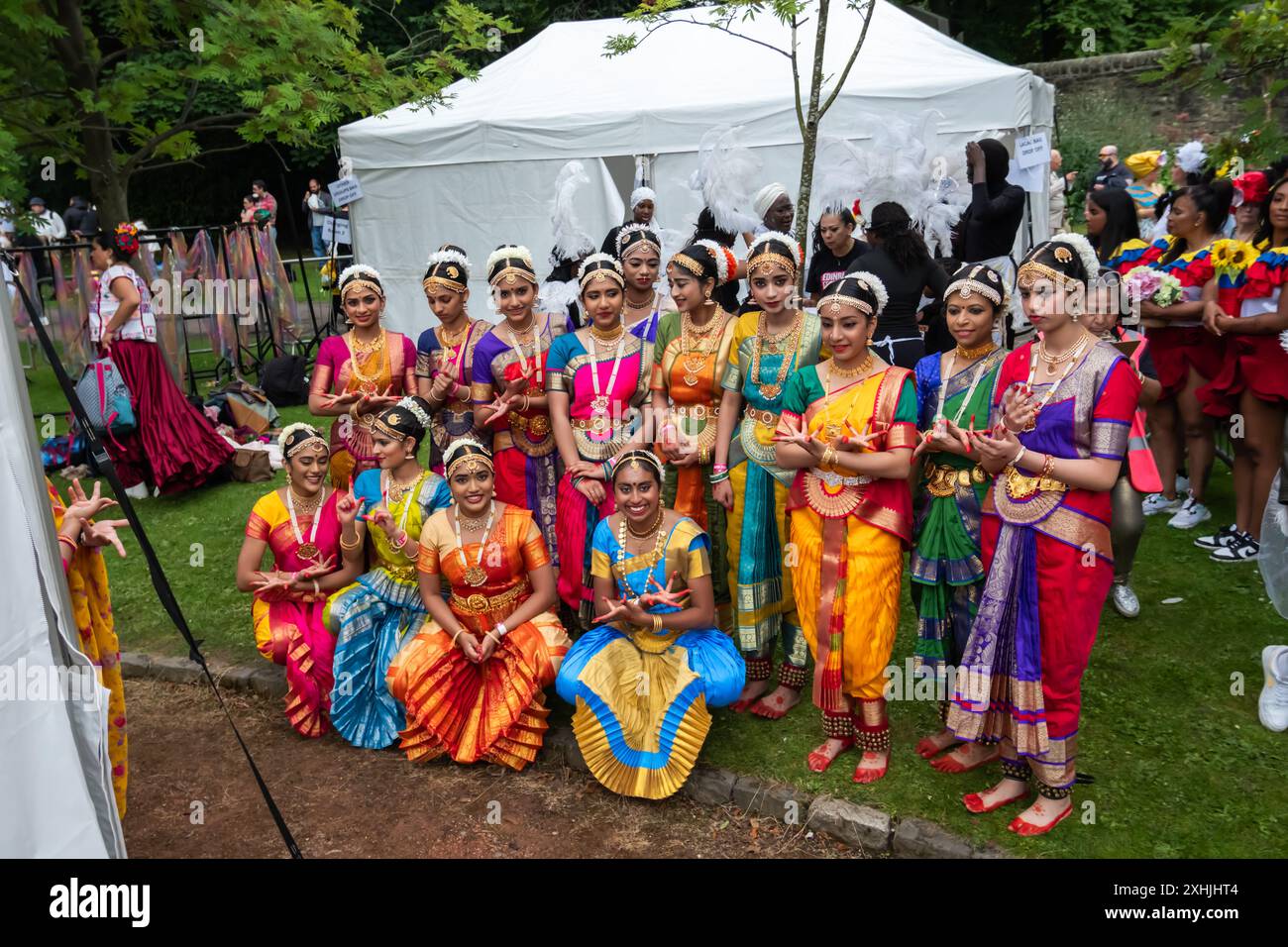 Edinburgh, Schottland, Großbritannien. Juli 2024. Der Edinburgh Festival Carnival ist eine künstlerische Feier, an der Musiker, Tänzer, Zirkusmusiker, Akrobaten, Puppenspiele und Straßentheater aus vielen Ländern der Welt teilnehmen. Die Parade führte durch die West Princes Street Gardens mit Aufführungen im Ross Bandstand. Zu den Auftritten zählten KalentuRa Drums (Niederlande), The Spirit of Montserrat (Karibik) und die Edinburgh Chinese Art & Culture Community. Quelle: Skully/Alamy Live News Stockfoto