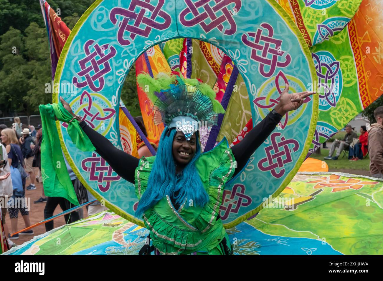 Edinburgh, Schottland, Großbritannien. Juli 2024. Der Edinburgh Festival Carnival ist eine künstlerische Feier, an der Musiker, Tänzer, Zirkusmusiker, Akrobaten, Puppenspiele und Straßentheater aus vielen Ländern der Welt teilnehmen. Die Parade führte durch die West Princes Street Gardens mit Aufführungen im Ross Bandstand. Zu den Auftritten zählten KalentuRa Drums (Niederlande), The Spirit of Montserrat (Karibik) und die Edinburgh Chinese Art & Culture Community. Quelle: Skully/Alamy Live News Stockfoto