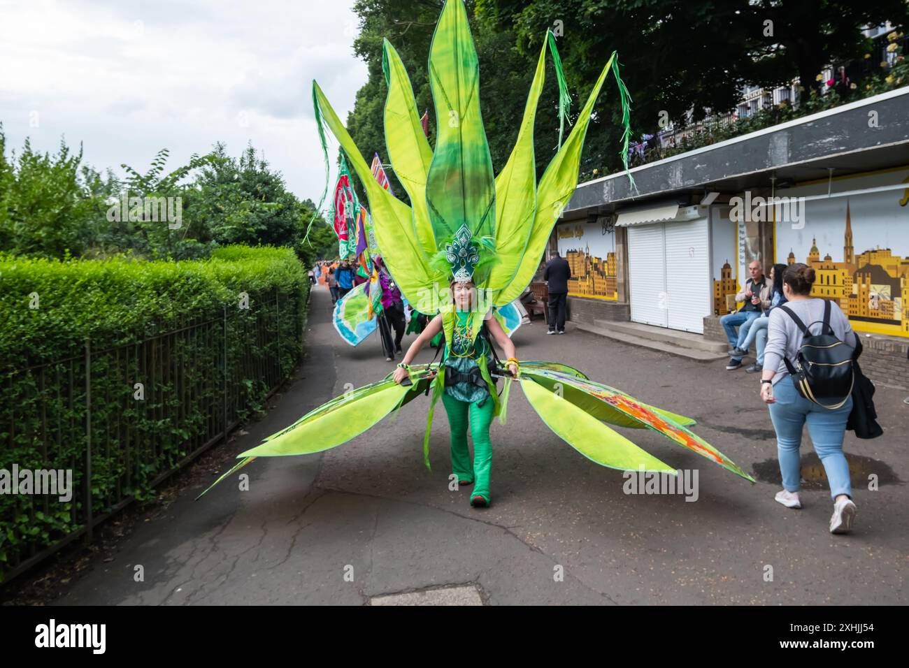 Edinburgh, Schottland, Großbritannien. Juli 2024. Der Edinburgh Festival Carnival ist eine künstlerische Feier, an der Musiker, Tänzer, Zirkusmusiker, Akrobaten, Puppenspiele und Straßentheater aus vielen Ländern der Welt teilnehmen. Die Parade führte durch die West Princes Street Gardens mit Aufführungen im Ross Bandstand. Zu den Auftritten zählten KalentuRa Drums (Niederlande), The Spirit of Montserrat (Karibik) und die Edinburgh Chinese Art & Culture Community. Quelle: Skully/Alamy Live News Stockfoto