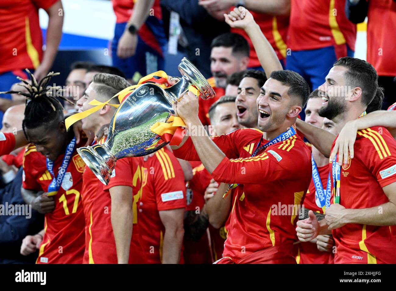 Berlin, Deutschland. Juli 2024. Fußball, UEFA Euro 2024, Europameisterschaft, Finale, Spanien - England, Olympiastadion Berlin, die spanischen Spieler jubeln mit Trophäe. Quelle: Federico Gambarini/dpa/Alamy Live News Stockfoto