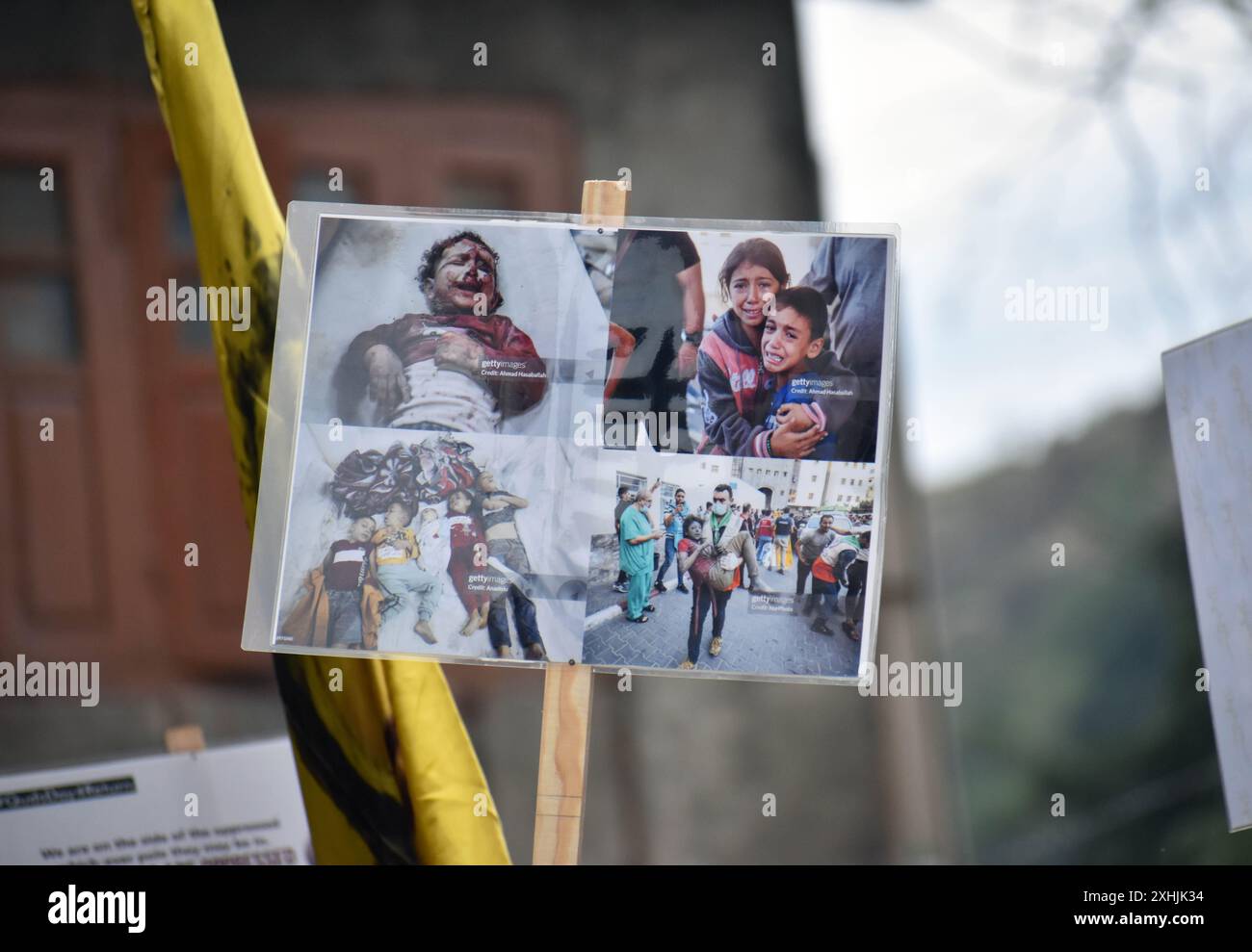 Srinagar, Indien. Juli 2024. Kaschmiri-schiitische Muslime zeigen Plakate mit Bildern des vom Krieg zerrütteten Palästinas, die Solidarität zum Ausdruck bringen und zum Frieden aufrufen. Muharram ist der erste Monat des islamischen Mondkalenders und gilt als einer der heiligsten Monate im Islam. (Foto von Danish Showkat/SIPA USA) Credit: SIPA USA/Alamy Live News Stockfoto