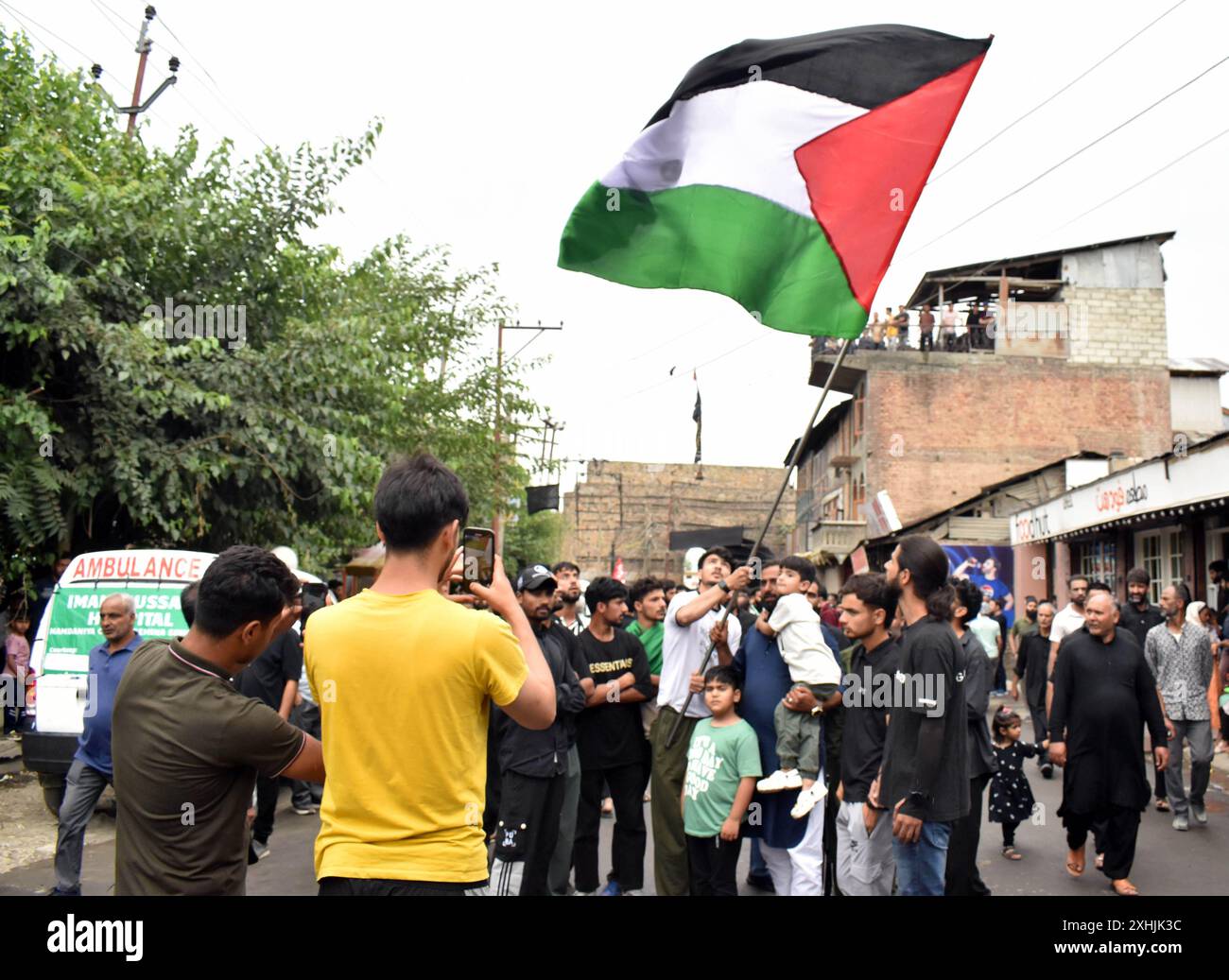 Srinagar, Indien. Juli 2024. Ein kaschmirischer schiitischer muslim weht während der 7. Muharram-Prozession in Rainawari, Srinagar, eine palästinensische Flagge. Muharram ist der erste Monat des islamischen Mondkalenders und gilt als einer der heiligsten Monate im Islam. (Foto von Danish Showkat/SIPA USA) Credit: SIPA USA/Alamy Live News Stockfoto