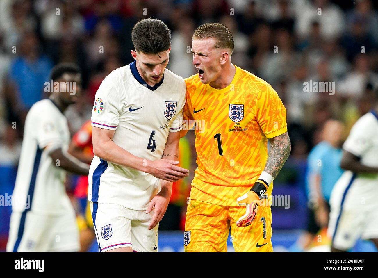 Berlin, Deutschland. Juli 2024. BERLIN, DEUTSCHLAND - 14. JULI: Jordan Pickford von England ruft Declan Rice von England während des Endrunde-Spiels der UEFA EURO 2024 zwischen Spanien und England am 14. Juli 2024 im Olympiastadion in Berlin. (Foto von Andre Weening/Orange Pictures) Credit: Orange Pics BV/Alamy Live News Stockfoto