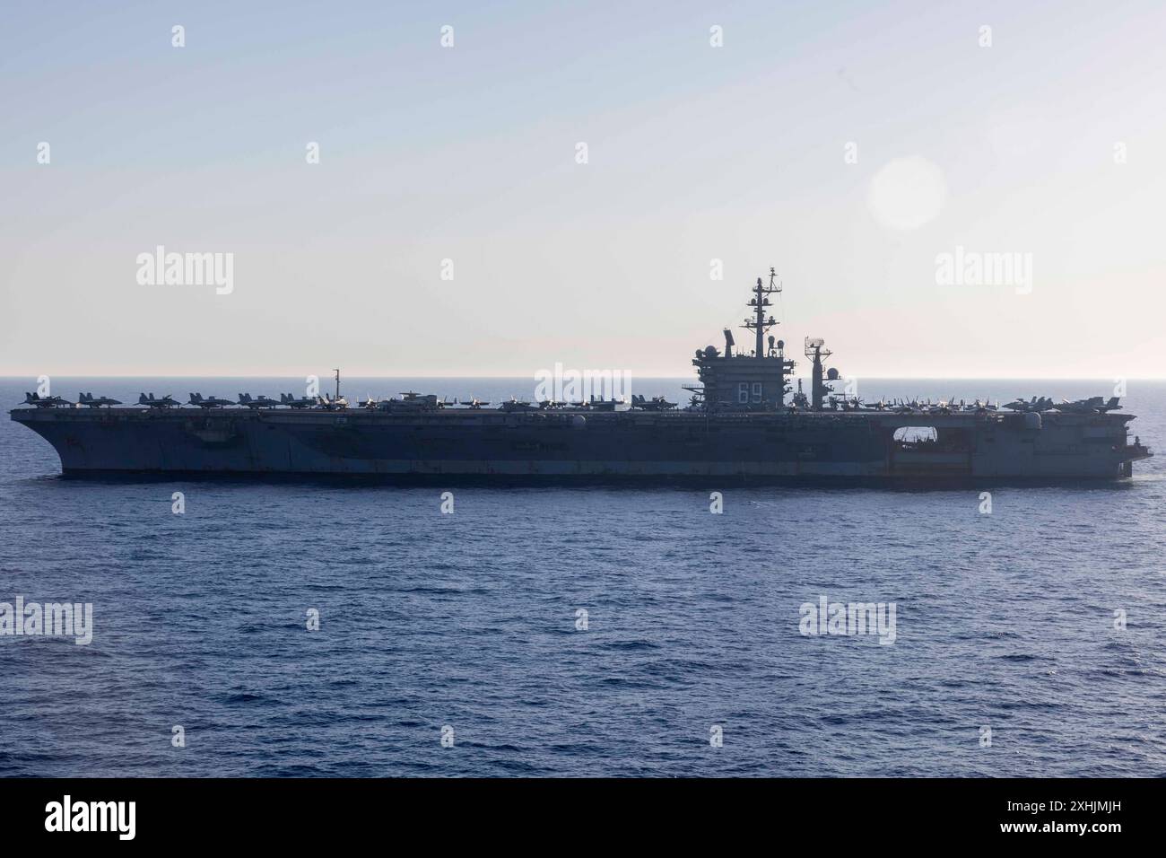 240630-N-XO158-1012 MITTELMEER (30. Juni 2024) die Dwight D. Eisenhower Carrier Strike Group (IKECSG) dampft mit der Wasp Amphibious Ready Group (WSP ARG) und dem Luftverteidigungszerstörer der Royal Navy HMS Duncan (D 37), 30. Juni 2024. WASP führt Operationen im Gebiet der U.S. Naval Forces Europe als Flaggschiff der WSP ARG-24th Marine Expeditionary Unit (MEU) Special Operations Capable (SOC) durch. Die WSP ARG-24th MEU (SOC) unterstützt High-End-Kampfübungen und demonstriert Geschwindigkeit und Agilität in einer dynamischen Sicherheitsumgebung. (USA Stockfoto