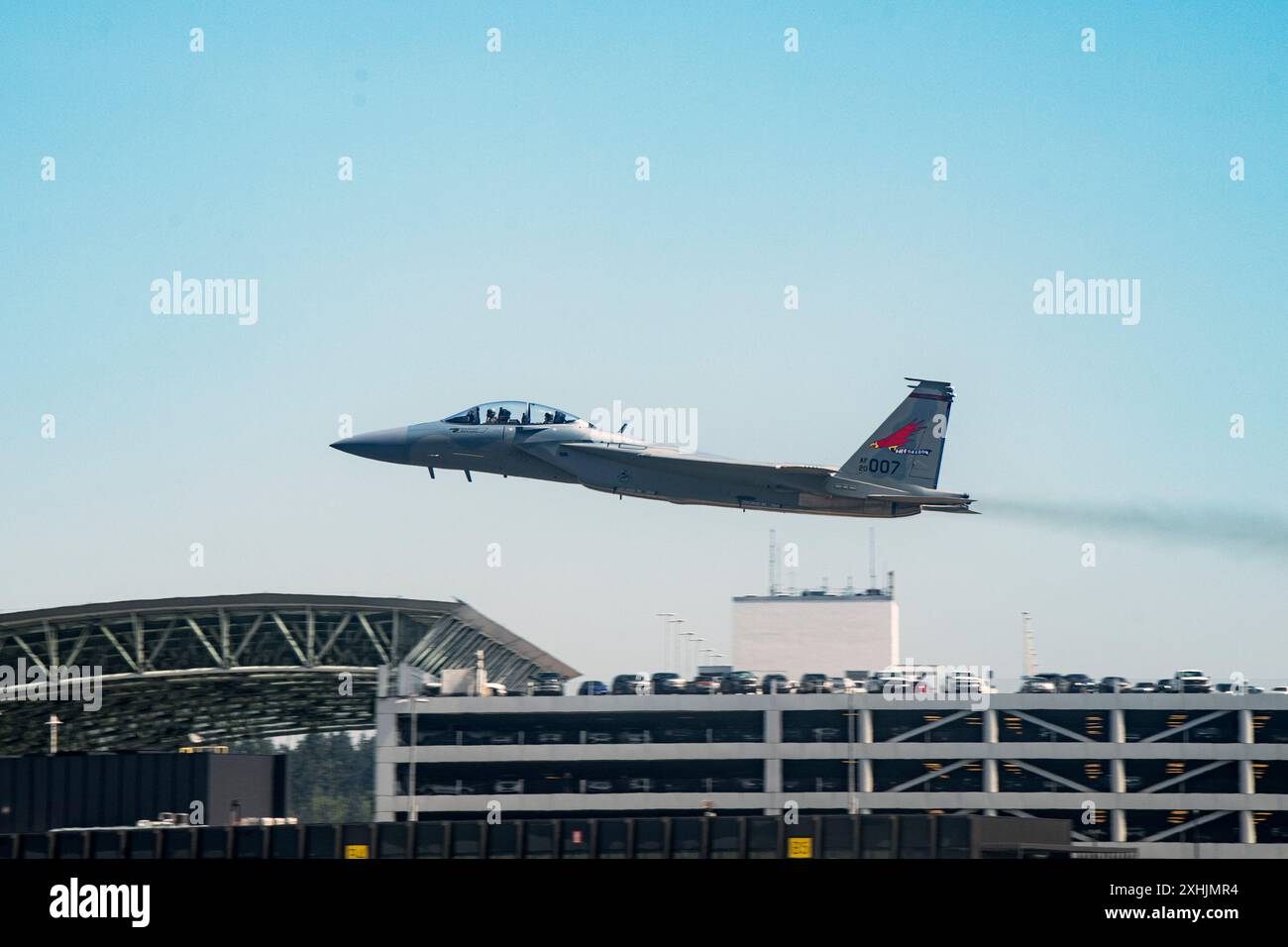 Eine F-15EX Eagle II, die dem 142. Flügel zugewiesen wurde, startet am 12. Juli 2024 während der offiziellen Enthüllungszeremonie für den neuen Kampfflugzeug auf der Portland Air National Guard Base in Oregon. Der 142. Flügel ersetzt das F-15 C/D Modell Eagles durch die neuen F-15EX Eagle II Modelle. (Foto der Nationalgarde von John Hughel, Oregon Military Department Public Affairs) Stockfoto