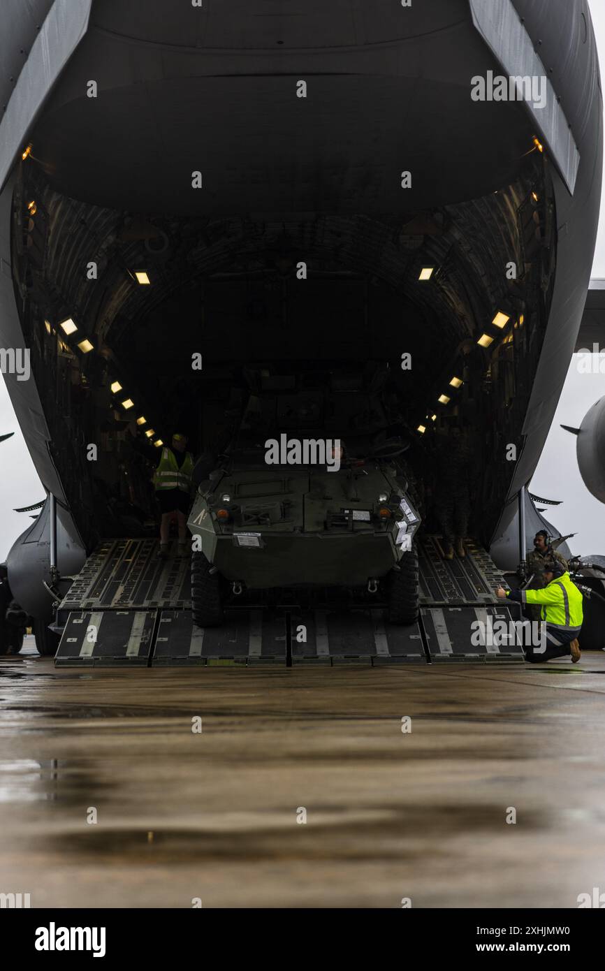 Ein U.S. Marine mit Alpha Company, 1st Light Armored Reconnaissance Battalion, 1st Marine Division, fährt ein LAV-25 Light Armored Vehicle von einem C-17 Globemaster III der US Air Force, der dem 446th Airlift Wing während der Rapid Deployment Übung auf der Royal Australian Air Force Base Edinburgh, SA, Australien, am 11. Juli 2024 zugewiesen wurde. REDEX ist eine erste MARDIV-Trainingsübung, die in diesem Jahr in Zusammenarbeit mit der Marine Rotational Force – Darwin 24.3, geplant ist, um die Fähigkeit zu üben, schnell Fähigkeiten vom Marine Corps Base Camp Pendleton, Kalifornien, USA, nach Australien einzusetzen. 1. LAR getestet Th Stockfoto