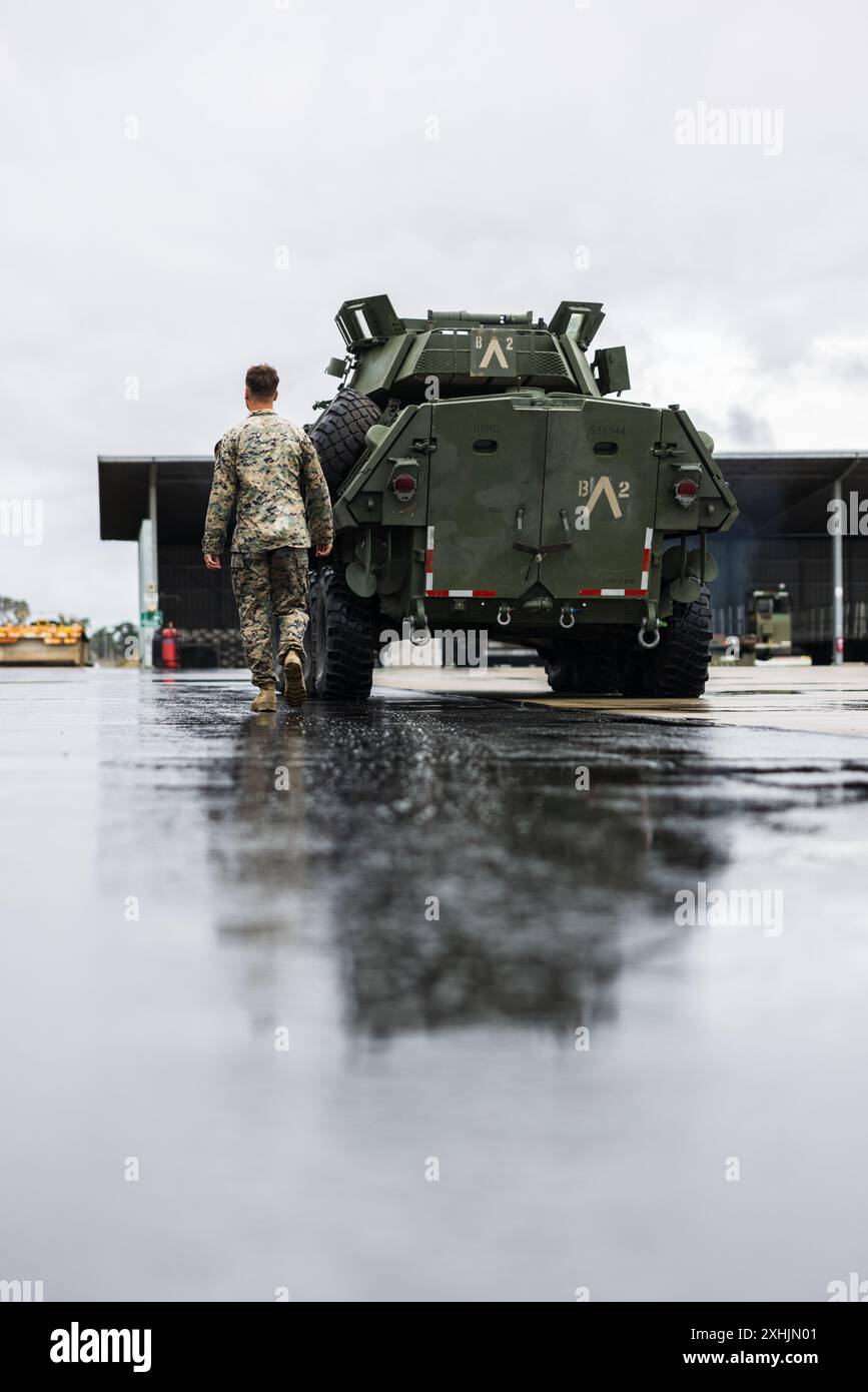 Ein U.S. Marine mit Alpha Company, 1st Light Armored Reconnaissance Battalion, 1st Marine Division, leitet ein LAV-25 Light Armored Vehicle während der Rapid Deployment Übung auf der Royal Australian Air Force Base Edinburgh, SA, Australien, 11. Juli 2024. REDEX ist eine erste MARDIV-Trainingsübung, die in diesem Jahr in Zusammenarbeit mit der Marine Rotational Force – Darwin 24.3, geplant ist, um die Fähigkeit zu üben, schnell Fähigkeiten vom Marine Corps Base Camp Pendleton, Kalifornien, USA, nach Australien einzusetzen. Der 1. LAR testete die logistische Effizienz und die Bereitschaft der Einheiten, die für eine rasche Abnahme erforderlich sind Stockfoto