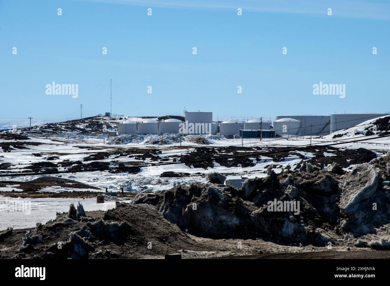 Ansicht der Kraftstofftanks in der Frobisher Bay in Iqaluit, Nunavut, Kanada Stockfoto