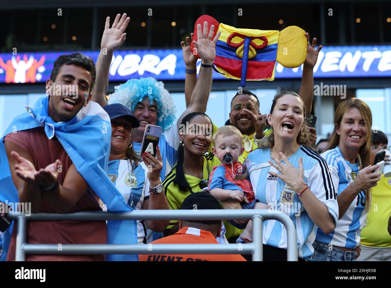 Miami, Florida, USA. Juli 2024. A’rgentinas Fans jubeln ihr Team vor dem Finale der Copa América USA 2024 gegen Kolumbien vor dem Hard Rock Stadium am 14. Juli 2024 an. Quelle: Alejandro Pagni/Alamy Live News Stockfoto