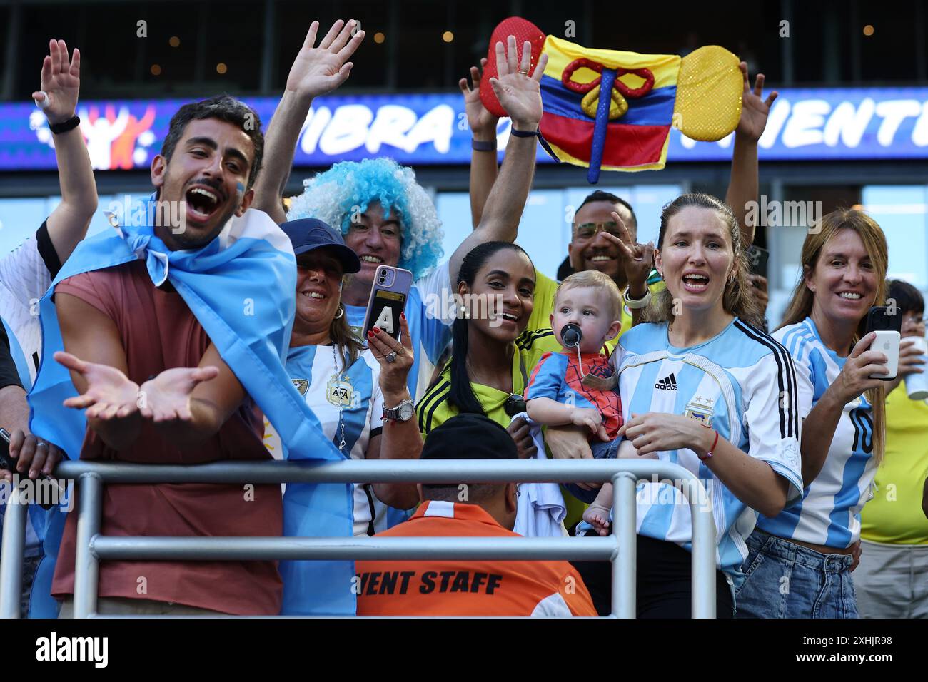 Miami, Florida, USA. Juli 2024. A’rgentinas Fans jubeln ihr Team vor dem Finale der Copa América USA 2024 gegen Kolumbien vor dem Hard Rock Stadium am 14. Juli 2024 an. Quelle: Alejandro Pagni/Alamy Live News Stockfoto