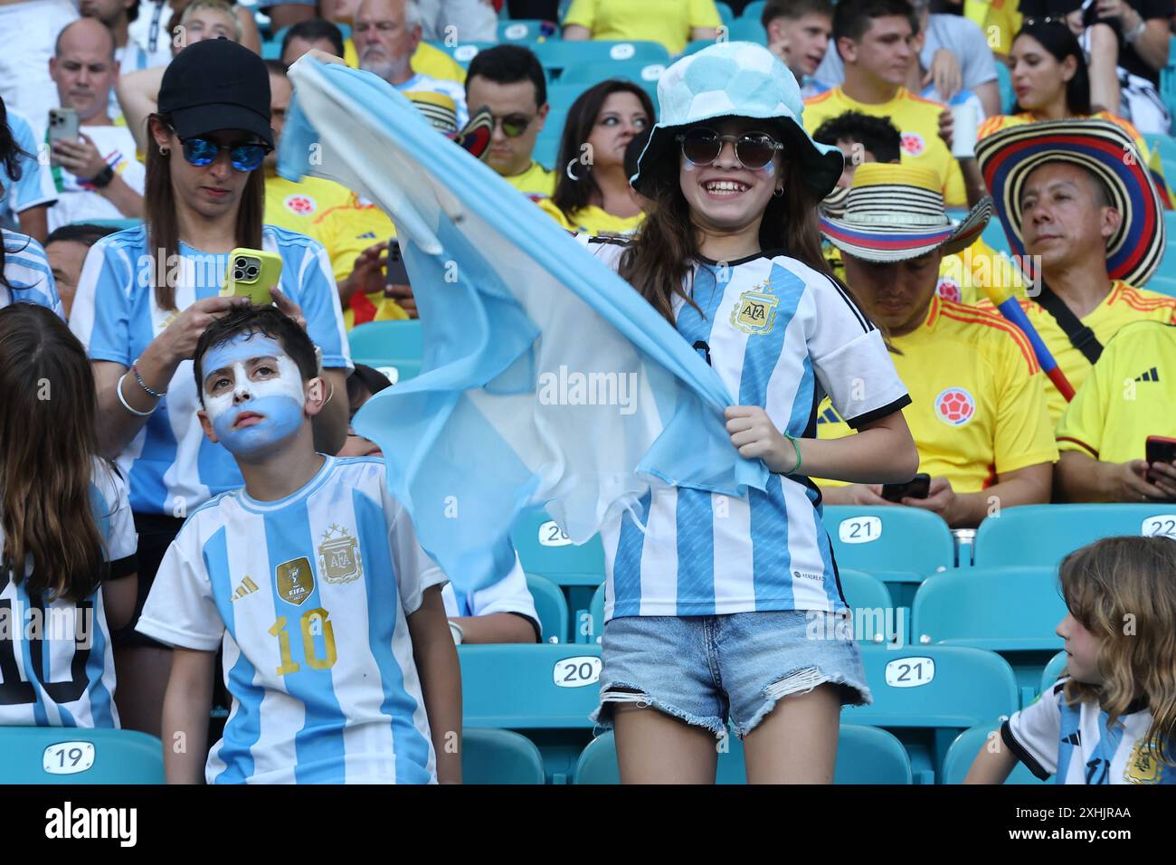 Miami, Florida, USA. Juli 2024. A’rgentinas Fans jubeln ihr Team vor dem Finale der Copa América USA 2024 gegen Kolumbien vor dem Hard Rock Stadium am 14. Juli 2024 an. Quelle: Alejandro Pagni/Alamy Live News Stockfoto