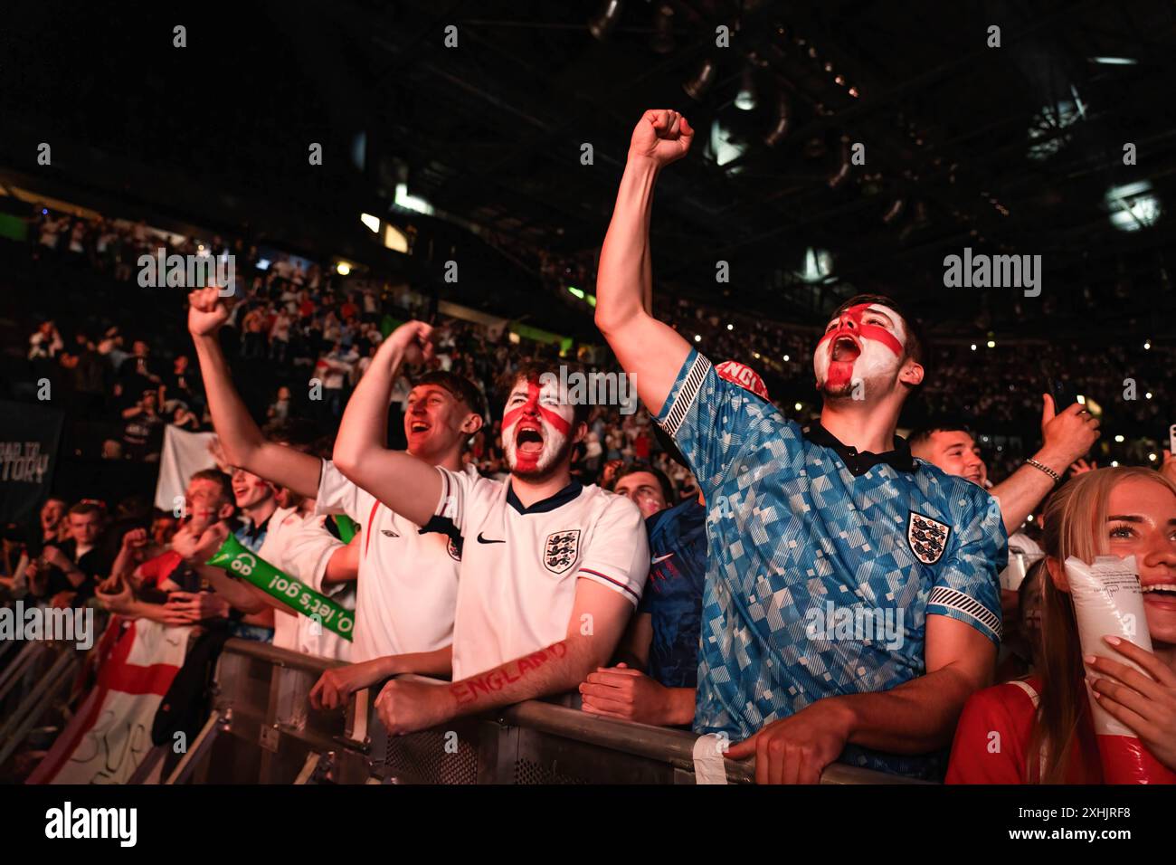 Mehrere Fußballfans der englischen Mannschaft jubeln, als sie das Endspiel der Euro in der AO Arena in Manchester sehen. Fans im ganzen Land erwarten, dass England beim Fußball-Finale 2024 gegen Spanien spielt. Stockfoto