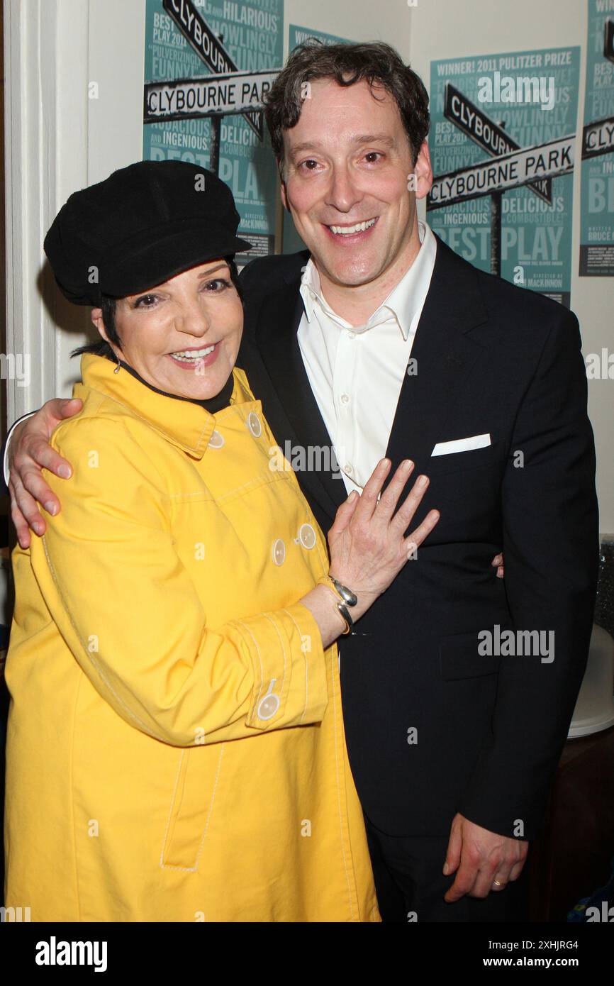 Liza Minnelli besuchte Jeremy Shamos hinter der Bühne, nachdem er am 24. Mai 2012 seine für Tony nominierte Aufführung im Broadway-Stück „Clybourne Park“ im Walter Kerr Theater in New York City gesehen hatte. Foto: Henry McGee/MediaPunch Stockfoto
