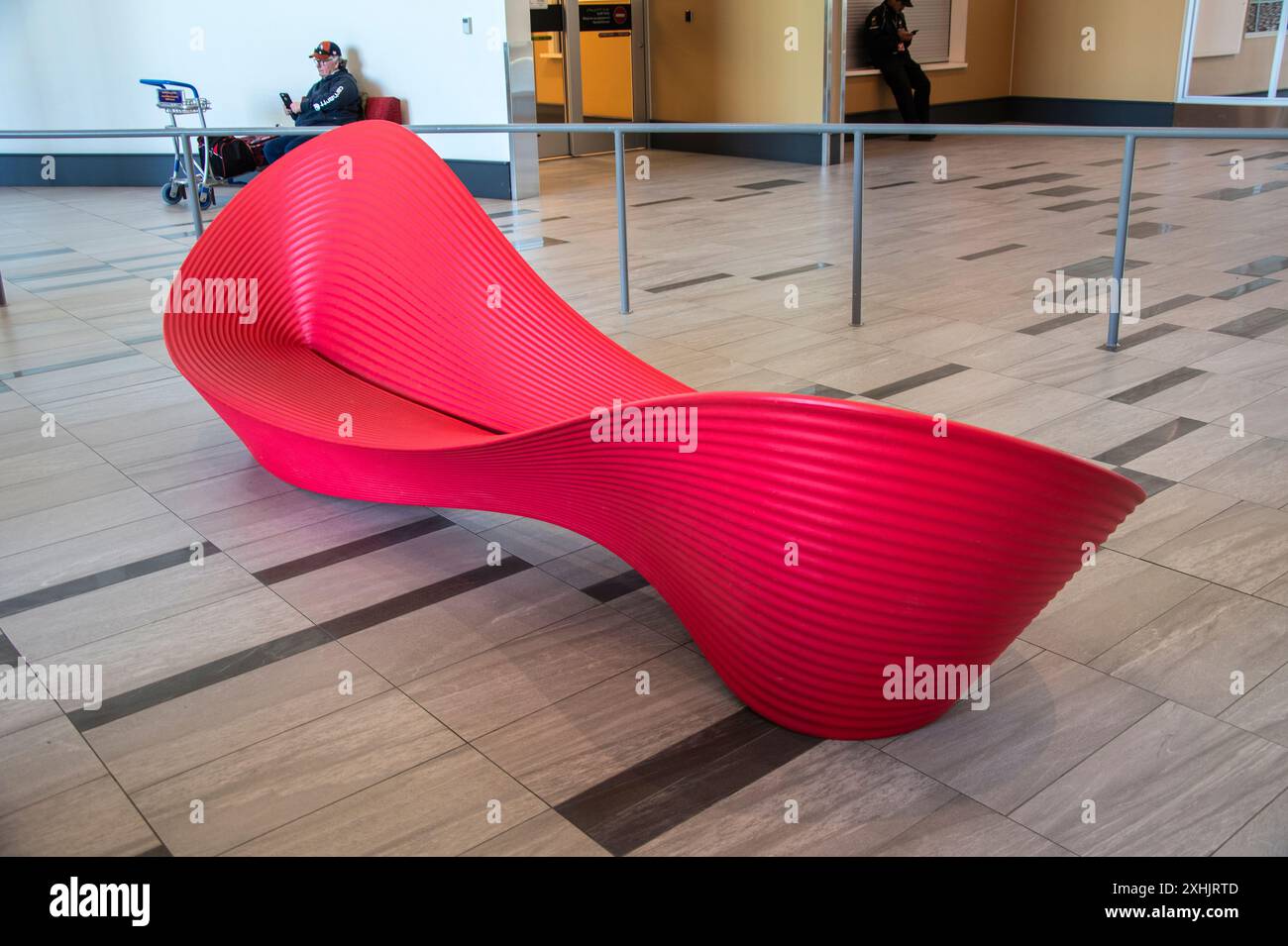 Rote Kurvenbank im Iqaluit International Airport in Nunavut, Kanada Stockfoto