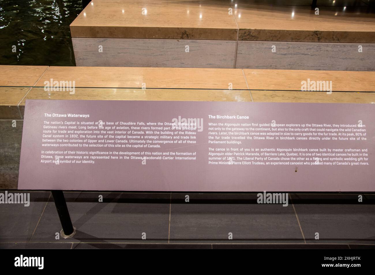 Informationsschild auf den Ottawa Waterways und Algonquin Birch Bark Canoe am Ottawa International Airport in Ontario, Kanada Stockfoto