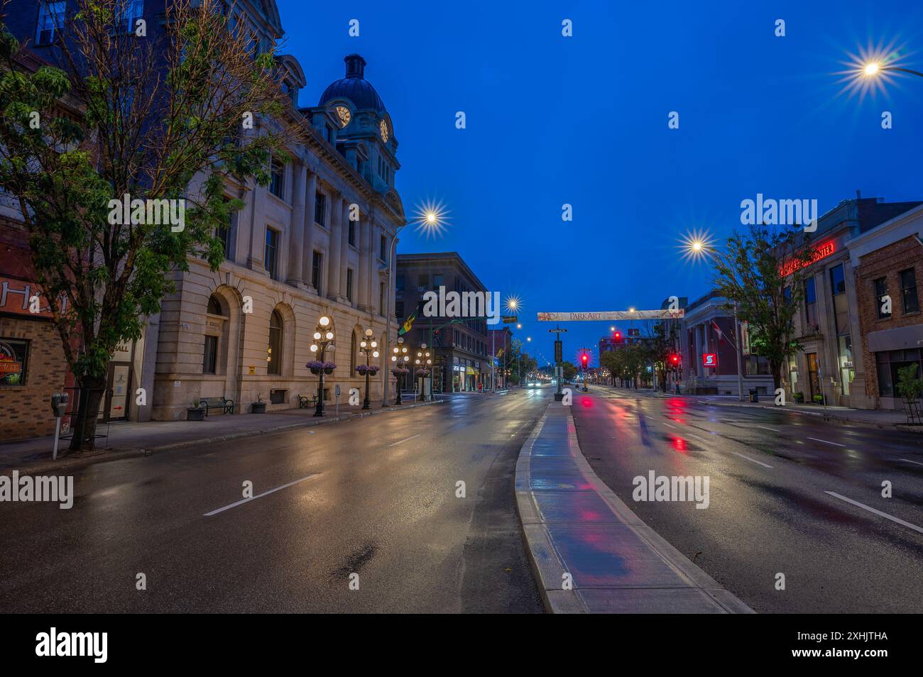 Moose Jaw, Saskatchewan, Kanada – 2. Juli 2024: Blick am frühen Morgen auf die Main Street nach einem Regenschauer Stockfoto