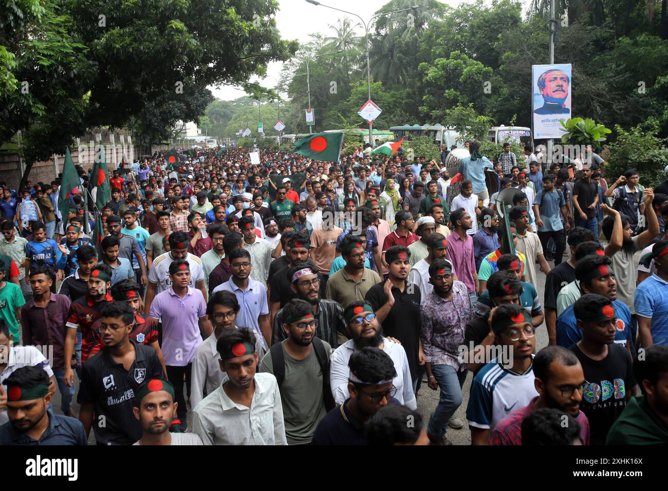 Dhaka, Wari, Bangladesch. Juli 2024. Studentenaktivisten drängen während einer Protestkundgebung Polizeibarrikaden, bevor sie am 14. Juli 2024 in Dhaka, Bangladesch, dem Präsidenten des Landes ihr Memorandum über Quotenreformen für öffentliche Stellen vorlegen. (Kreditbild: © Habibur Rahman/ZUMA Press Wire) NUR REDAKTIONELLE VERWENDUNG! Nicht für kommerzielle ZWECKE! Stockfoto