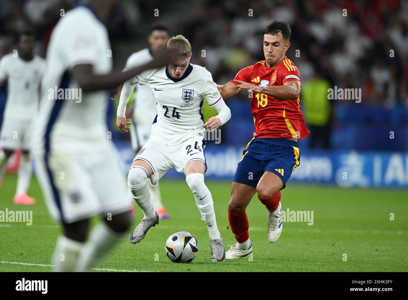 Cole Palmer (England)Martin Zubimendi (Spanien) während des Spiels zur UEFA Euro 2024 zwischen Spanien 2-1 England im Olympiastadion am 14. Juli 2024 in Berlin. Quelle: Maurizio Borsari/AFLO/Alamy Live News Stockfoto