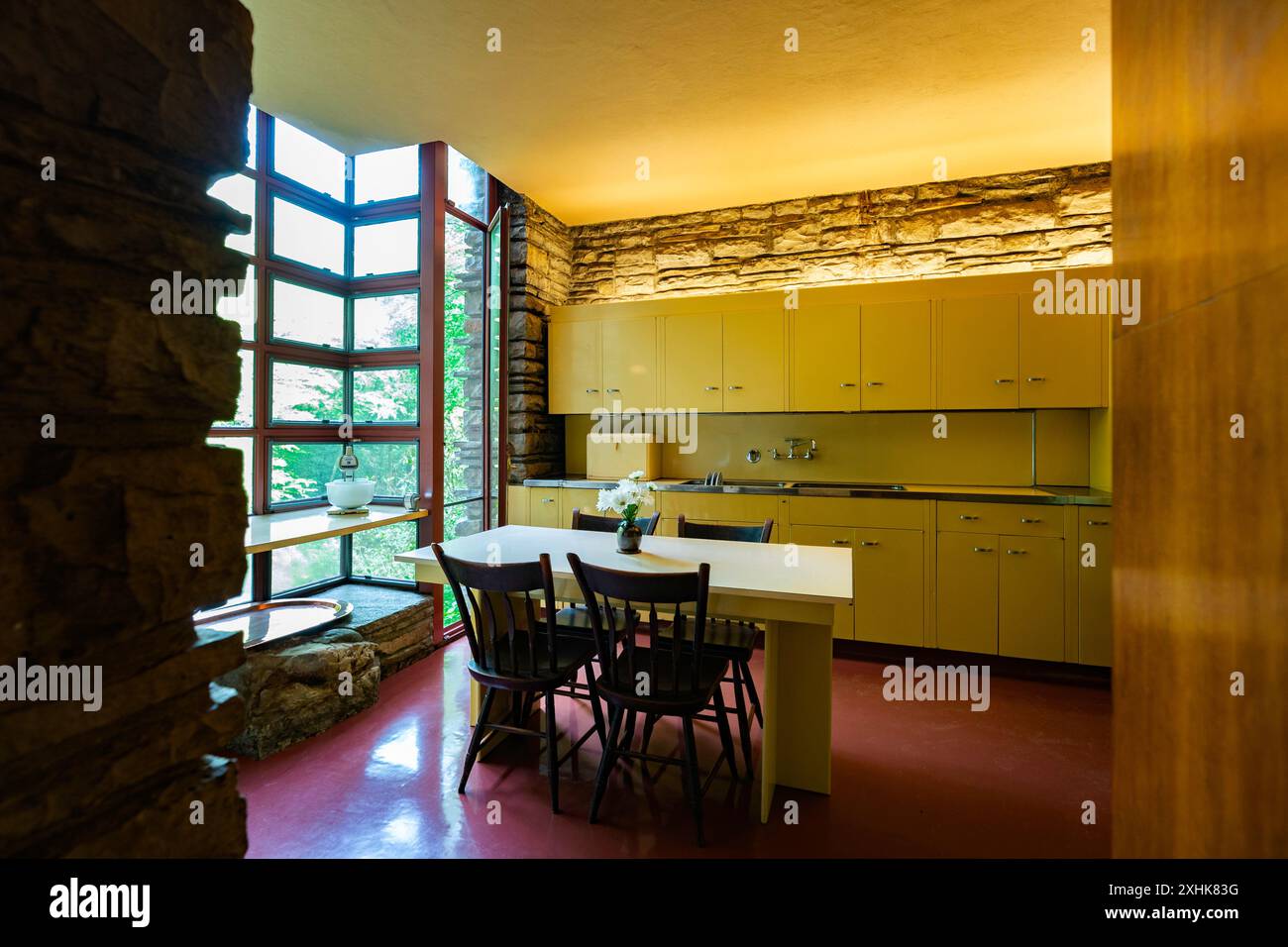 Falling Water hat Frank Lloyd Wright ein Meisterwerk für den ländlichen Wald in Laurel Highlands, Farmington, Pennsylvania, USA entworfen Stockfoto