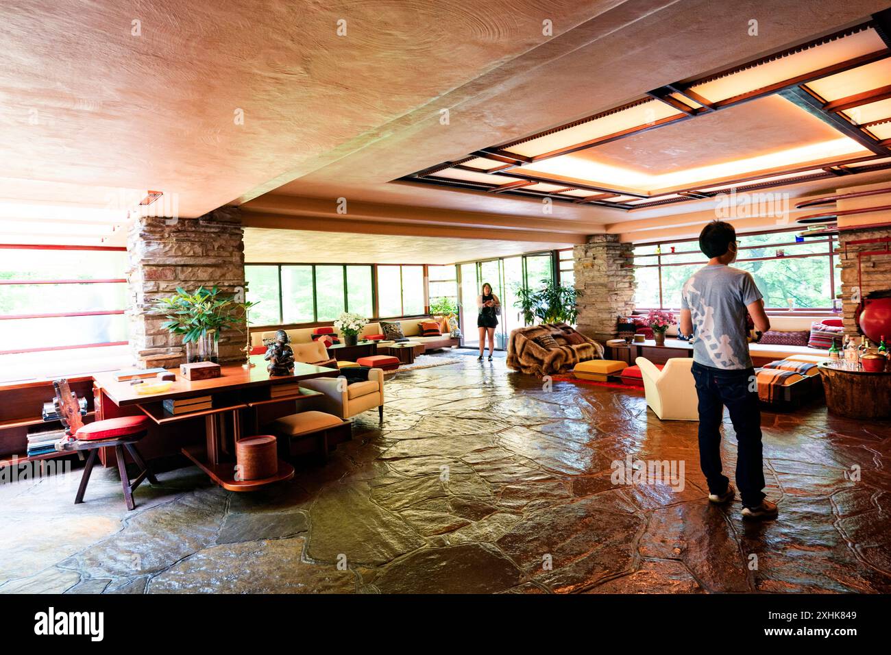 Falling Water hat Frank Lloyd Wright ein Meisterwerk für den ländlichen Wald in Laurel Highlands, Farmington, Pennsylvania, USA entworfen Stockfoto