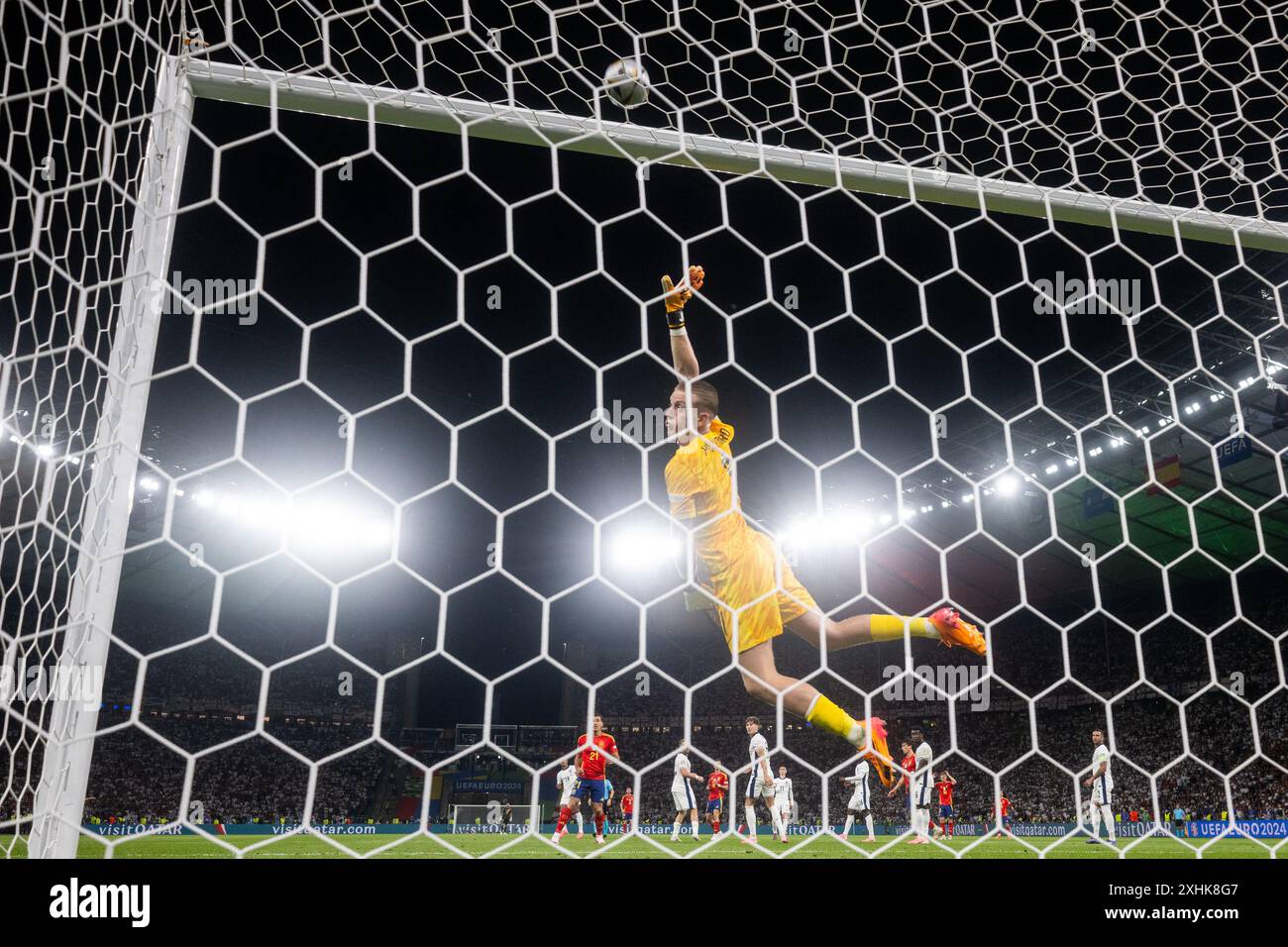 Berlin, Deutschland. Juli 2024. Englands Torhüter Jordan Pickford spart beim Endspiel der UEFA Euro 2024 zwischen England und Spanien am 14. Juli 2024 in Berlin. Quelle: Xiao Yijiu/Xinhua/Alamy Live News Stockfoto