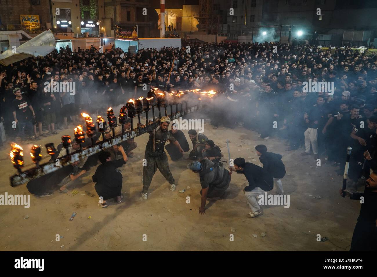 Najaf, Irak. Juli 2024. Schiitische Muslime führen Trauerrituale während einer religiösen Prozession vor dem Ashura-Tag, dem zehnten Tag des heiligen Monats Muharram, durch. Ashura erinnert an das Martyrium von Imam Hussein, Enkel des islamischen Propheten Mohammed, in der Schlacht in der irakischen Stadt Karbala im siebten Jahrhundert. Quelle: Ismael Adnan/dpa/Alamy Live News Stockfoto