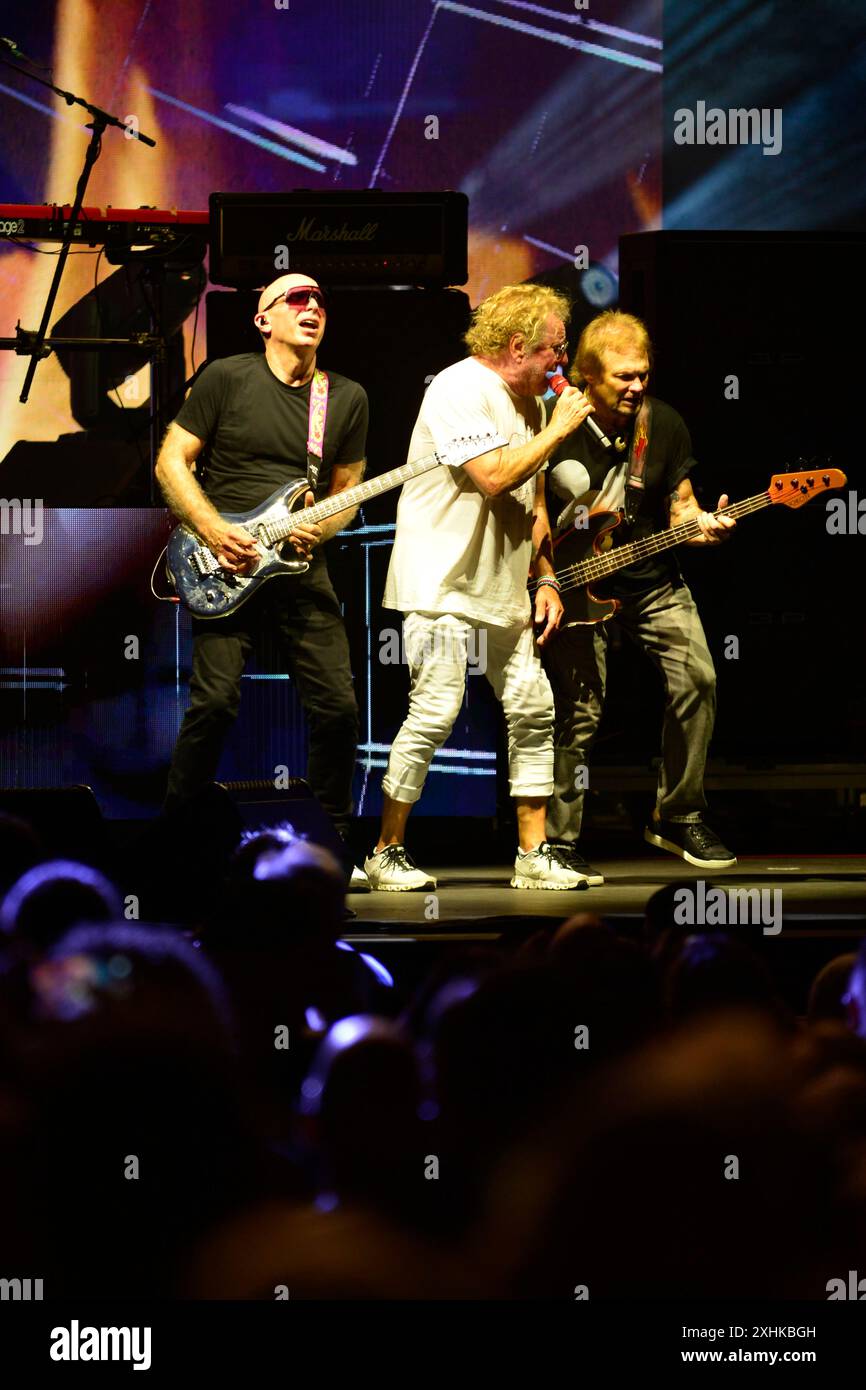 West Palm Beach, USA. Juli 2024. WEST PALM BEACH, FLORIDA - 13. JULI: Gitarrist Joe Satriani, Leadsänger Sammy Hagar und Base Guitar Michael Anthony spielen live auf der Bühne während der Eröffnungsnacht der „Best of All Worlds Tour“ im Ithink Financial Amphitheatre am 13. Juli 2024 in West Palm Beach, Florida. (Foto: JL/SIPA USA) Credit: SIPA US/Alamy Live News Stockfoto