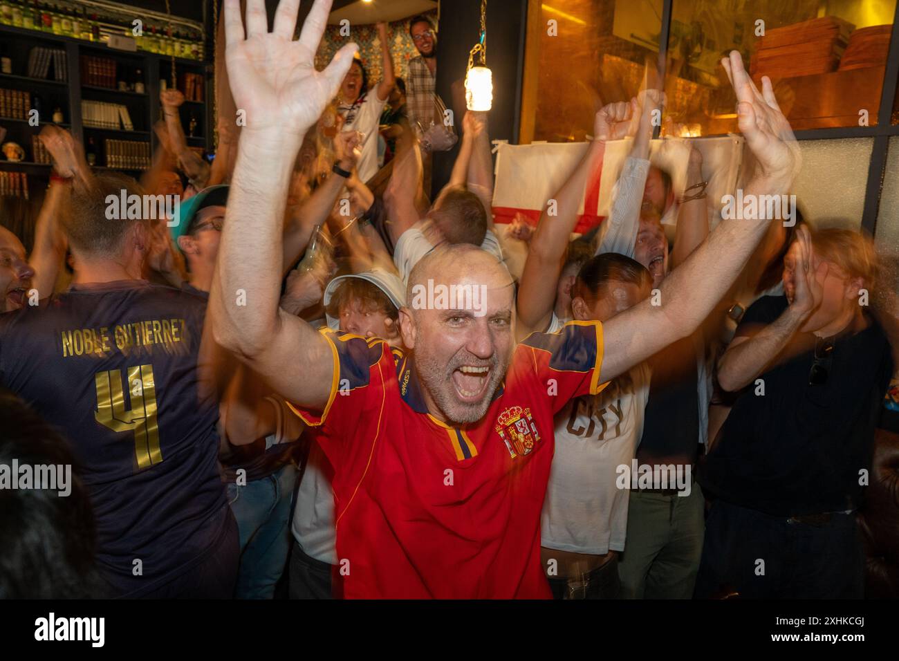 Mexiko-Stadt, Mexiko-Stadt. Juli 2024. Englands Fans feiern im EnglandÕs Finale der Europameisterschaft 2024 im britischen Pub ÔThe Duke of LisbonÕ in Mexiko-Stadt, Mexiko-Stadt, am 14. Juli 2024 ein Tor gegen Spanien. Quelle: Lexie Harrison-Cripps/Alamy Live News Stockfoto