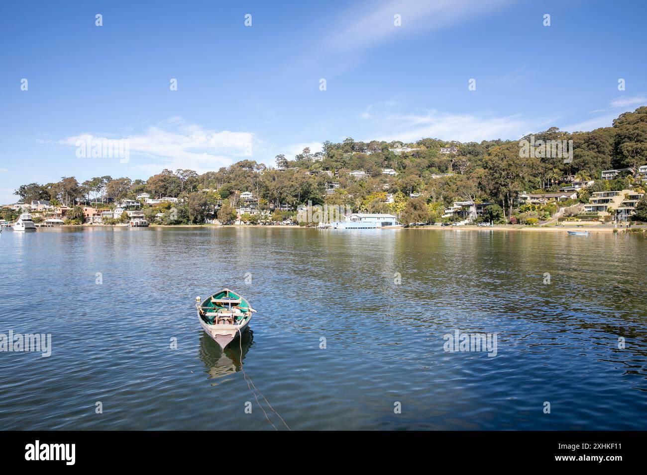 Pittwater in Sydney und Bayview Vorort, Blick über Pittwater mit einem kleinen Boot, das in Richtung Bayview an den nördlichen Stränden von Sydney, Australien, liegt Stockfoto